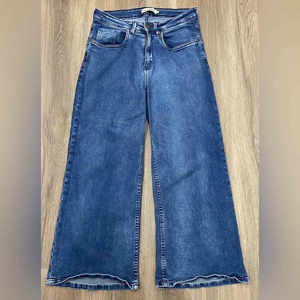 Stylish Blue Wide-Leg Cropped Jeans